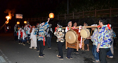 大天狗、薙刀舞、小天狗、狮子的扮演者和演员加上击鼓、吹笛的人，还有手拿 制札 和提灯的人排成一队浩浩荡荡向着奈良泽神社进发。